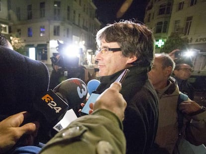 Carles Puigdemont sale de su anterior hotel en Bruselas
