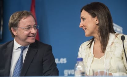 Juan Carlos Moragues y Mar&iacute;a Jos&eacute; Catal&agrave;, tras el pleno del Consell. 