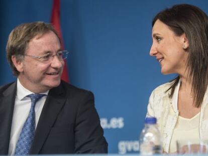 Juan Carlos Moragues y Mar&iacute;a Jos&eacute; Catal&agrave;, tras el pleno del Consell. 