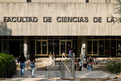 Ambiente a la entrada de la facultad de Ciencias de la Información de la Universidad Complutense de Madrid, el pasado 11 de septiembre.