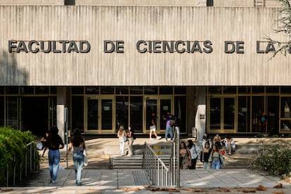 Ambiente a la entrada de la facultad de Ciencias de la Información de la Universidad Complutense de Madrid, en septiembre de 2023.