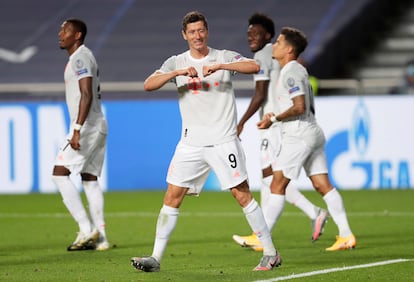 Robert Lewandowski celebra su gol ante el Barcelona en cuartos.