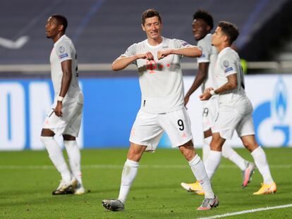 Robert Lewandowski celebra su gol ante el Barcelona en cuartos.