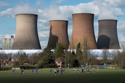 Partido de fútbol entre el Shipston Excelsior FC y el Brereton Town FC frente a la central eléctrica de Rugeley (Inglaterra).