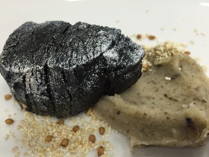 Carbón de taco de buey pasado por un secador de pelo