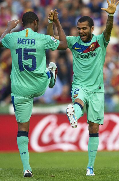 Keita y Alves celebran el gol que adelantó al Barcelona.