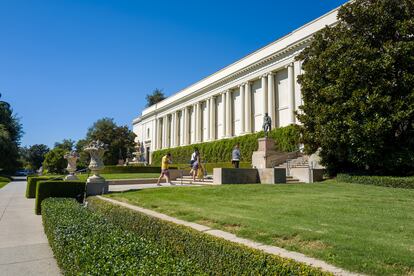 People walk throughThe Huntington Library, Art Museum