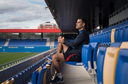 Rafa Márquez, antes de la entrevista con EL PAÍS, en las gradas del Estadio Johan Cruyff.
