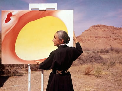 Georgia O'Keeffe sujeta uno de sus cuadros en Albuquerque (Nuevo México), en 1960.