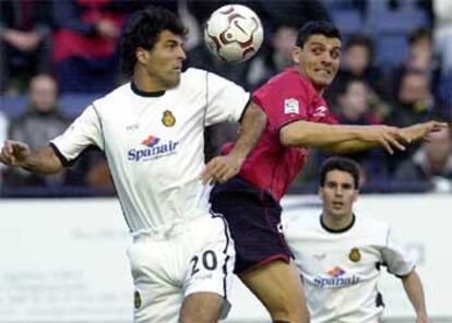 Aloisi (centro) pugna por un balón con el defensa del Mallorca Miguel Angel Nadal.