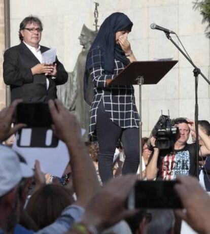 Hafida Oukabir, hermana de dos de los terroristas que perpetraron los atentados, llora en un momento de su intervención este sábado en el acto de Ripoll.