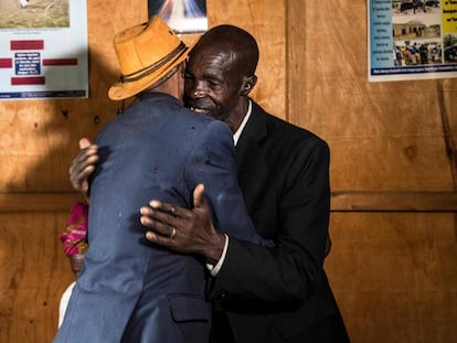 Jean-Bosco Gakwenzire (espalda), de etnia tutsi, abraza a su antiguo compañero de escuela, Pascal Shyirahwamaboko, Hutu, uno de los asesinos de su padre durante el genocidio, en la ciudad de Byumba.
