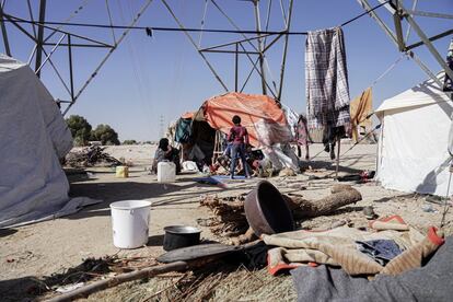 Una vista de la residencia de Abdu Sabit en el campamento de Al-Khuseif para desplazados internos en Marib. La mujer vive con una familia de 31 personas en dos tiendas de campaña a pocos kilómetros del frente del conflicto.