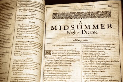 Un fragmento de 'First Folio: Comedies, Histories & Tragedies', una colección de las obras de Shakespeare, publicada en 1623, siete años después de su muerte. Incluye 18 de sus 36 obras.