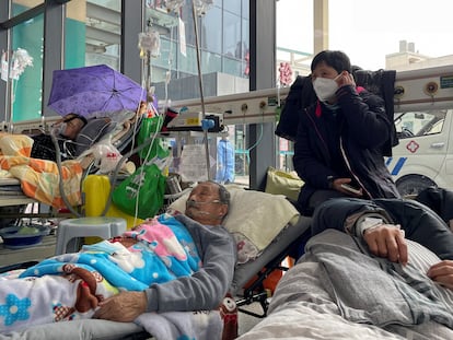 Pacientes en la sala de emergencias de un hospital de Shanghái, en una imagen tomada este jueves.