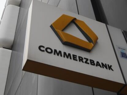 Logotipo de Commerzbank en una de sus oficinas.