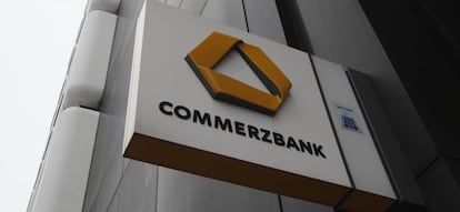 Logotipo de Commerzbank en una de sus oficinas.