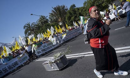 Manifestante en la protesta por precios dignos de olivareros en Sevilla.