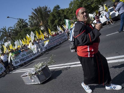 Manifestante en la protesta por precios dignos de olivareros en Sevilla.