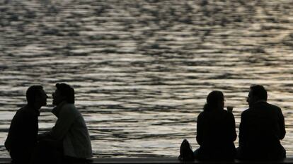 Dos parejas junto al lago de Zúrich.