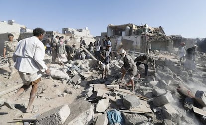 Ciudadanos buscan supervivientes entre los escombros tras un ataque a&eacute;reo en las proximidades del aeropuerto de San&aacute;a, Yemen.