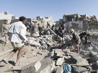 Ciudadanos buscan supervivientes entre los escombros tras un ataque a&eacute;reo en las proximidades del aeropuerto de San&aacute;a, Yemen.