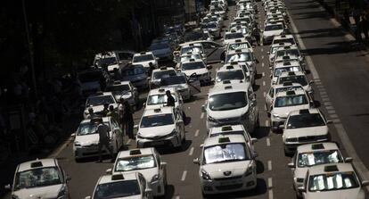 Taxis concentrados en el paseo de la castellana