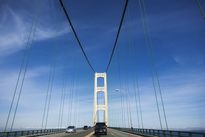 El puente colgante de Mackinac es la quinta infraestructura colgante de este tipo más grande del mundo. Sus dimensiones y el movimiento provocado por las rachas de viento hacen que no todo el mundo se sienta cómodo recorriendo los ocho kilómetros que separan las ciudades estadounidenses de St. Ignace y Mackinaw City, especialmente en su parte más alta, que se eleva 60 metros sobre la superficie del lago sobre el que discurre.