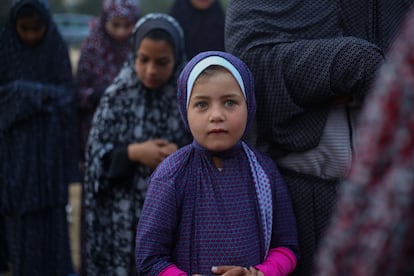 Varias niñas palestinas asisten a las oraciones de Eid al-Fitr en un campamento de desplazados en Rafah.