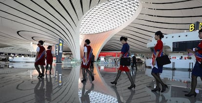 Azafatas chinas durante el primer día de la apertura del aeropuerto Daxing Internacional de Pekín