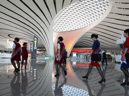 Azafatas chinas durante el primer día de la apertura del aeropuerto Daxing Internacional de Pekín