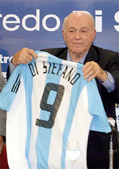 Di Stéfano, con una camiseta argentina con su nombre, en 2003.