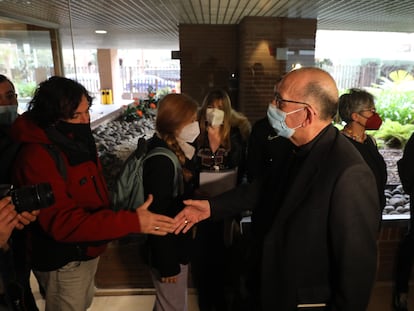 El cardenal Juan José Omella recibe a varias víctimas de pederastia clerical en la sede de la CEE, este miércoles en Madrid.