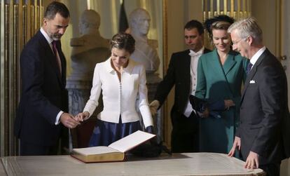 Los reyes de España, firman el Libro de Honor en Bélgica.