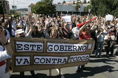 Manifestación de funcionarios contra los recortes, en Santiago.