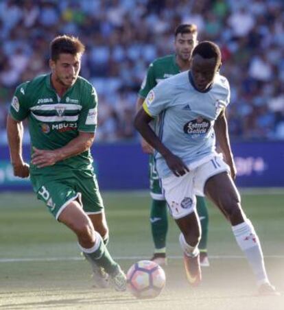 Pione Sisto controla el balón durante el partido contra el Leganés