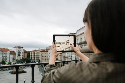 Recreación histórica virtual de la plaza de la Virgen Blanca de Vitoria, desde la Balconada de San Miguel, mediante una de las aplicaciones de la empresa Arkikus.