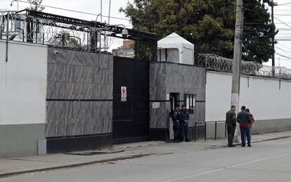 Guardianes del INPEC, custodian el exterior de la cárcel Modelo en Bogotá, el 17 de mayo. 