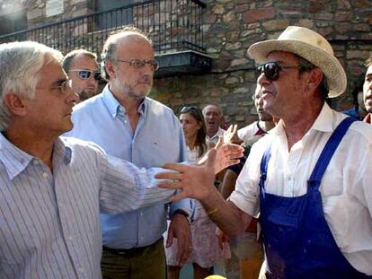 El presidente José María Barreda, a la izquierda, es increpado por un vecino en Luzón.