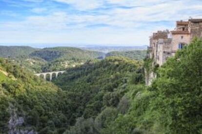 Vista desde Tourettes-sur-Loup del viaducto del tren de las pi&ntilde;as. 
 
