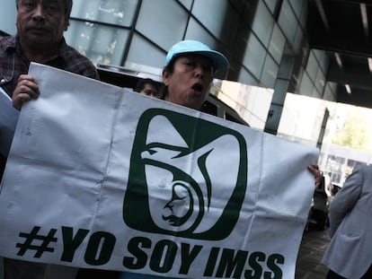 Una mujer protesta en contra del IMSS.