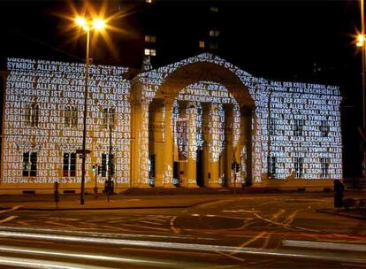 Detlef Hartung y Georg Trenz proyectan la instalación &#39;Blips&#39; en el &#39;Literaturhaus&#39; de Frankfurt