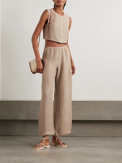 El chaleco Stella de Leset está confeccionado en una ligera mezcla de lino, ideal para el verano. Su tejido tipo gasa salpicado de lentejuelas aporta un brillo sutil. De corte cropped, es perfecto para combinar con prendas de talle alto y elevar cualquier look con un punto sofisticado. (294 €)