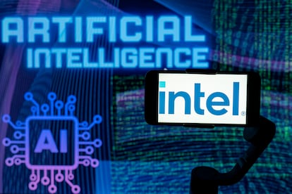 Logo de Intel sobre una pantalla con ilustraciones de inteligencia artificial.