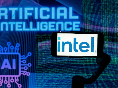 Logo de Intel sobre una pantalla con ilustraciones de inteligencia artificial.