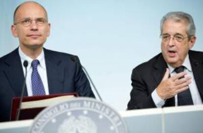 El primer ministro italiano, Enrico Letta (i), y el ministro de Economía, Fabrizio Saccomanni, ofrecen una rueda de prensa en el palacio Chigi, en Roma (Italia). EFE/Archivo