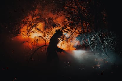 Un bombero lucha contra el fuego en el incendio que calcina Oimbra (Ourense), este martes. 