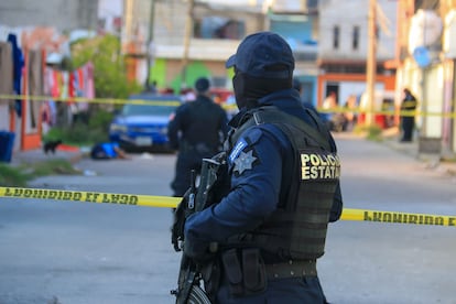 Un policía resguarda el lugar donde ocurrió un crimen en Villahermosa (Tabasco), el 6 de enero.