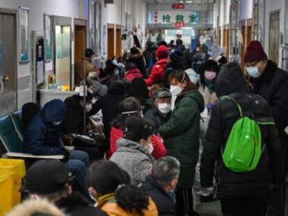 Miles de trabajadores sanitarios trabajan sin descanso y con escasos medios en los hospitales de Wuhan