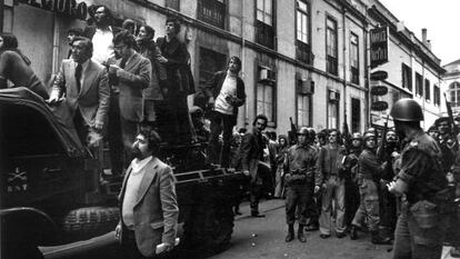 Cardoso Pires, dalt del cami&oacute;, recolzant-se amb la m&agrave;, en la revoluci&oacute; dels clavells que acab&agrave; amb la dictadura de Salazar, amb els soldats contenint com podien la gent.  